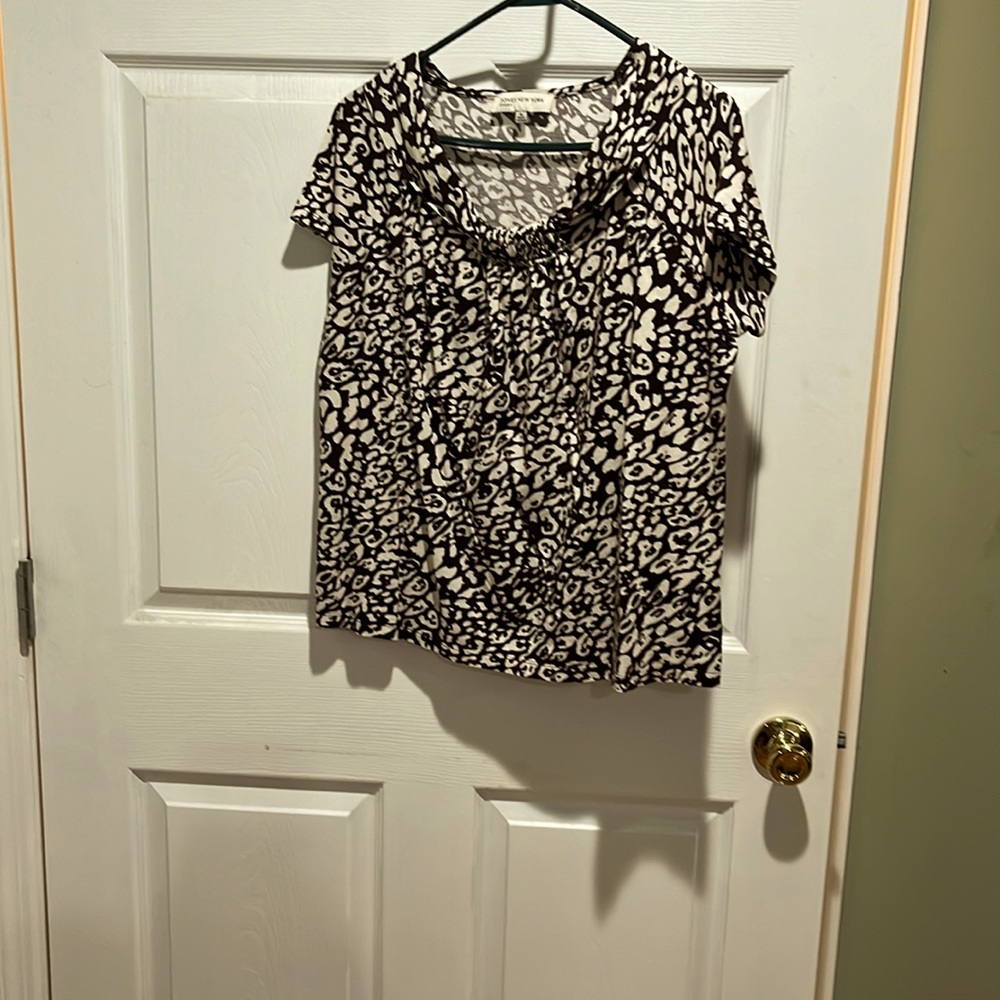 Womens SS jones New York top. Dark brown and kind of cream. Size XL. EUC